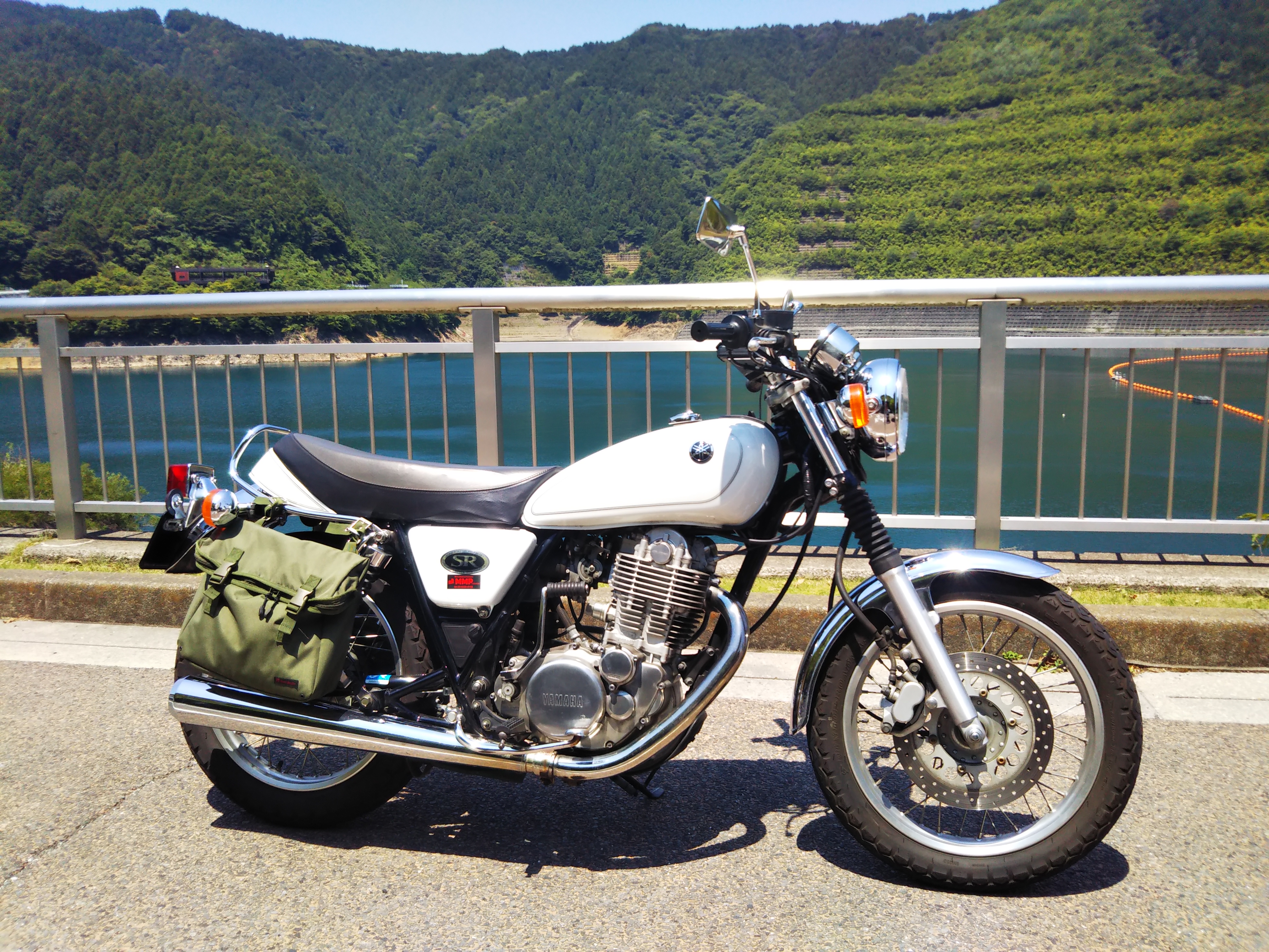 【美車】SR400お洒落なホワイト/低走行/車検7年10月/ローダウンサス 美車】SR400お洒落なホワイト/低走行/車検7年10月/ローダウンサス 🎓2