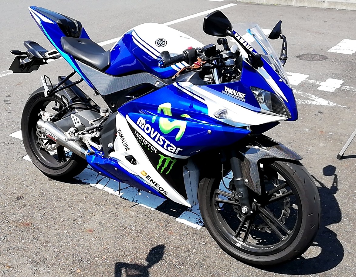 ヤマハ　YZF-R125　青／白　マフラー等改 YZF-R125 | その瞬間の“気持ちイー！”に挑み続けるSP忠男 マフラー開発